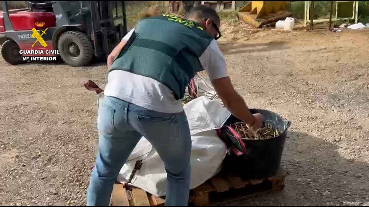 Un agente de la Guardia Civil revisa las barandillas localizadas en una chatarrería.