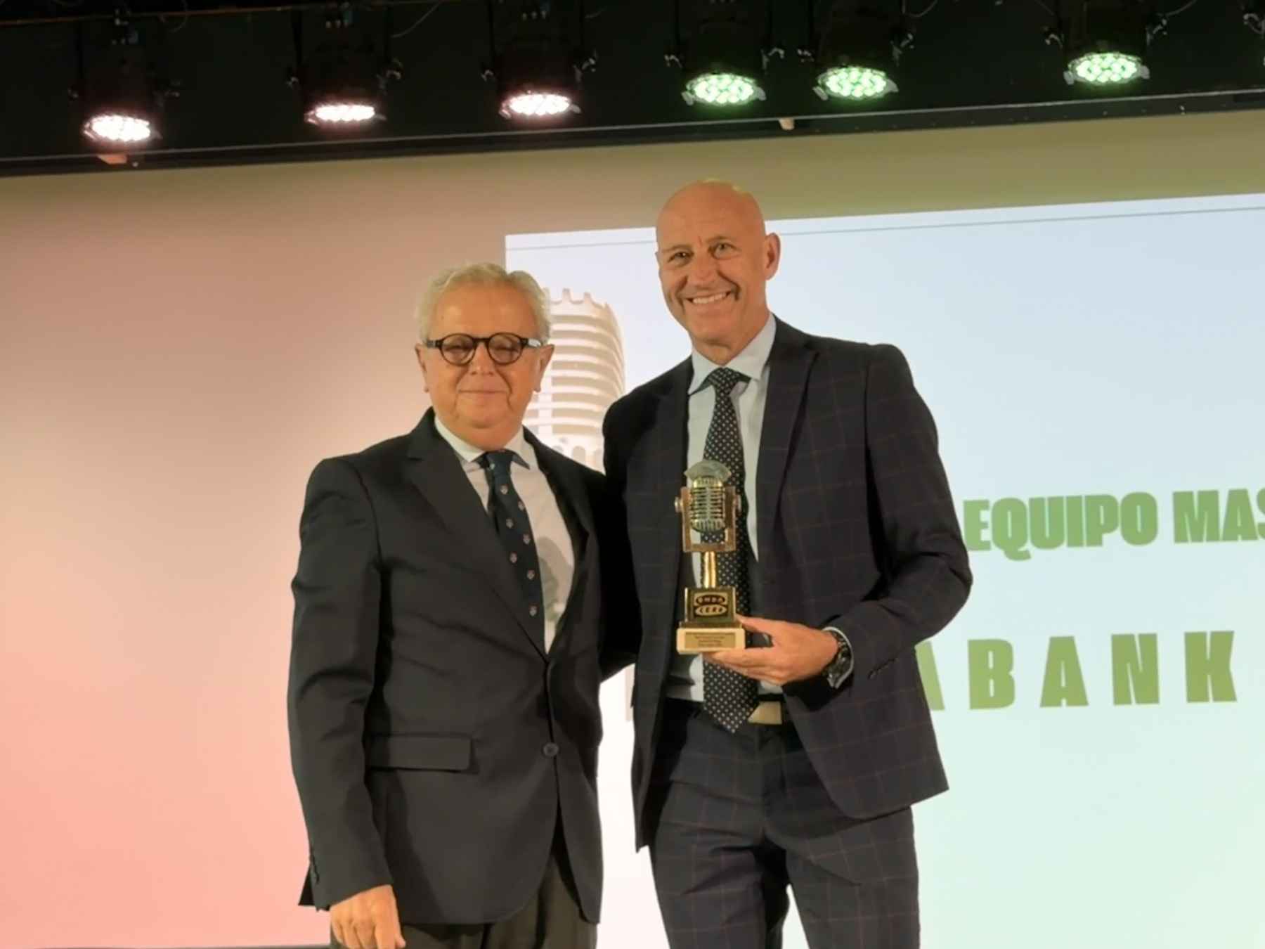 Jesús Machado, presidente del Real Club Priego, con el premio de Onda Cero.