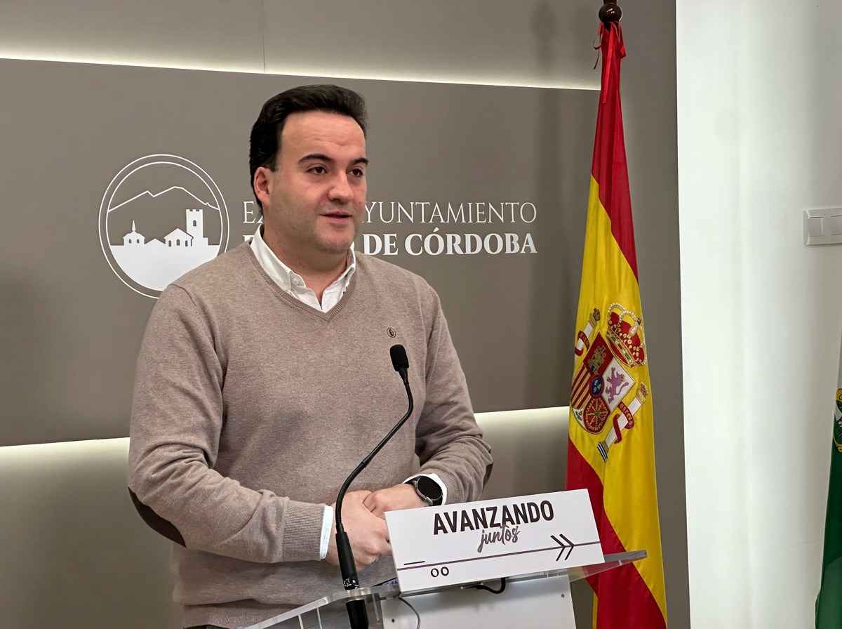 El alcalde de Priego, Juan Ramón Valdivia, durante una rueda de prensa.