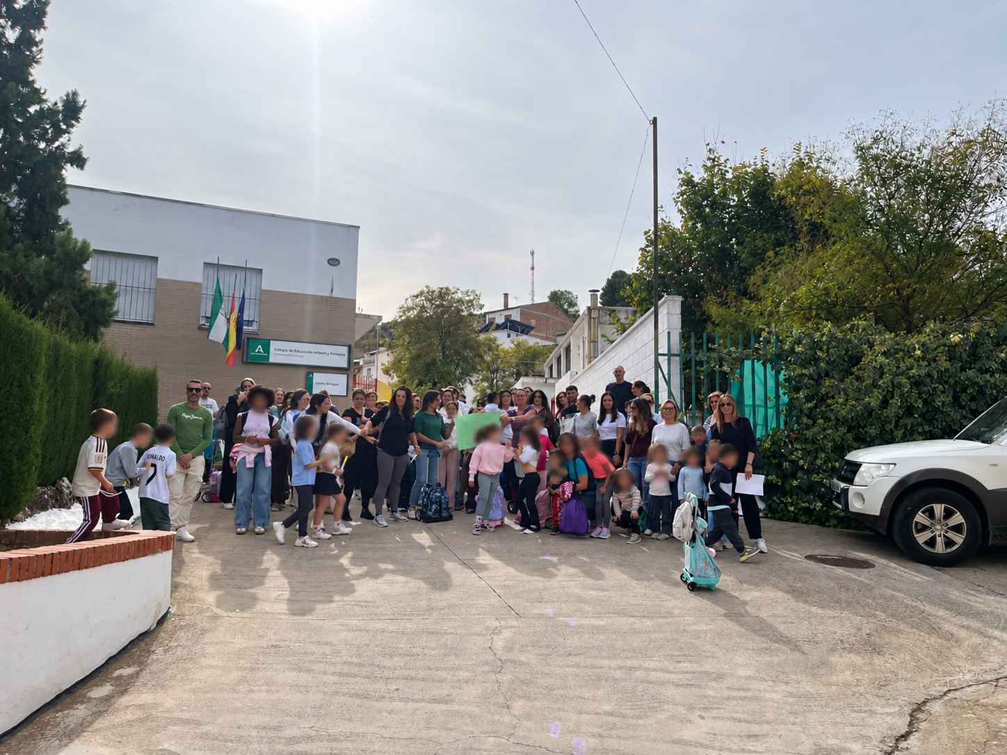 Familias del colegio Cristóbal Luque Onieva durante la concentración.