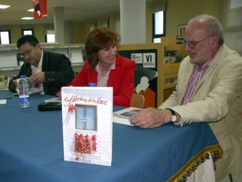 Manuel Molina, María del Mar Domene y Michael Jacobs durante el acto celebrado en la Biblioteca el pasado viernes. (Foto: R. Cobo)