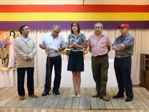 Autoridades municipales y responsables de la exposición, ayer durante la inauguración de la misma. (Foto: R. Cobo)