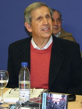 Enrique Alcalá durante la presentación de su libro-CD sobre el bandolerismo en la comarca. (Foto: R. Cobo)