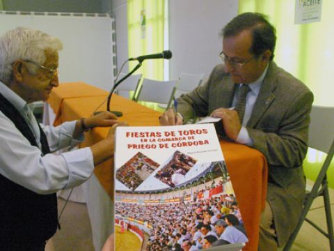 Miguel Forcada firmando uno de los ejemplares de su obra al padre de Curro Jiménez. (Foto: R. Cobo)