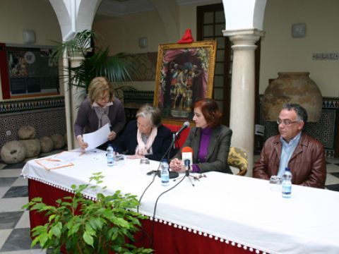 María del Mar Domene, en el centro, entre los propietarios de la obra, durante la firma del contrato de compra-venta de la misma. (Foto: R. Cobo)