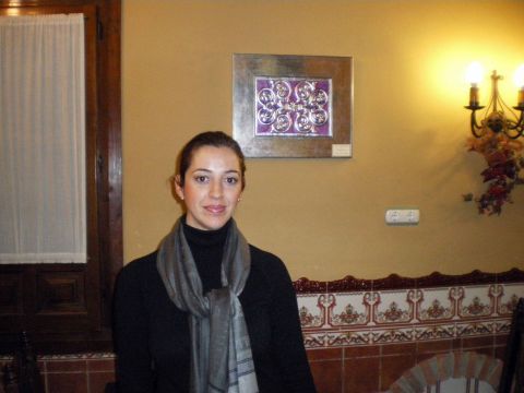 Aurora Mª Ruiz López, junto a una de sus creaciones. (Foto: Cedida)