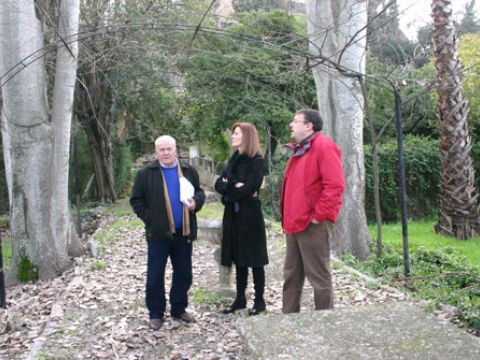 José Moral, Encarnación Ortiz y Javier Tarrías durante la visita que esta mañana han realizado al Recreo de Castilla. (Foto: R. Cobo)
