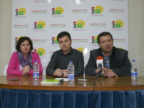 Juana Cobo, Manuel Rodríguez y Francisco Martínez ayer en la rueda de prensa celebrada en la sede de IULV-CA de Priego. (Foto: R. Cobo)