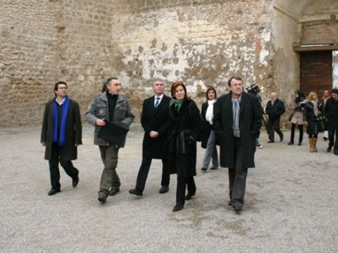 Autoridades durante su visita a la fortaleza prieguense. (Foto: R. Cobo)