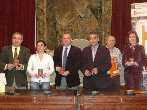 María del Mar Domene, a la derecha, junto a Esteban Morales y alcaldes y representantes de los municipios que toman parte en la iniciativa. (Foto: Cedida)