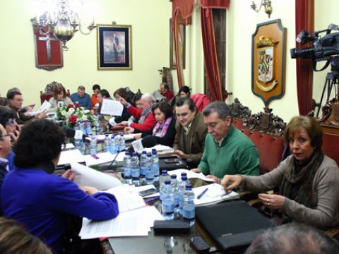 Los portavoces de PA, Pérez Cabello, e IU, Juana Cobo, dieron un voto de confianza al Equipo de Gobierno. (Foto: R. Cobo)