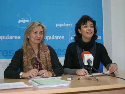 Carolina González y María Luisa Ceballos durante su comparecencia ante los medios en la sede del PP. (Foto: R. Cobo)