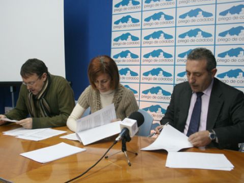 Javier Tarrías, Encarnación Ortiz y Juan Luis López durante la firma del convenio. (Foto: A.J. Sobrados)