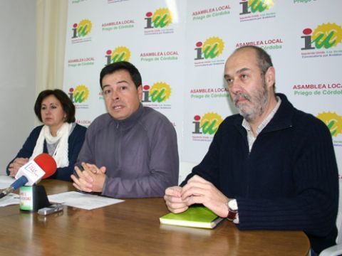 Juana Cobo, Manuel Rodríguez y Pepe García ayer, en la sede de IU. (Foto: R. Cobo)