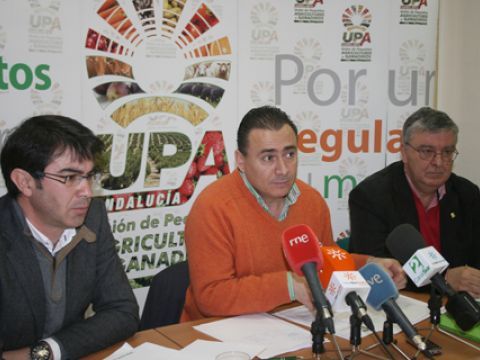 Agustín Rodríguez, en el centro, durante su comparecencia ante los medios. (Foto: Cedida)