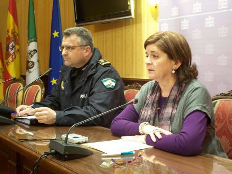 La alcaldesa y el jefe accidental de la Policía Local informando de la operación. (Foto: J. Moreno)
