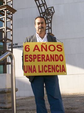 Francisco Aguilera esta mañana en el acceso a las dependencias del Área de Infraestructuras y Urbanismo. (Foto: R. Cobo)