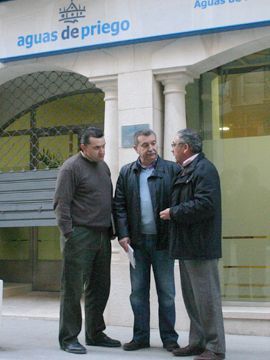 Rafael Pulido, Juan Carlos Pérez y Agustín Espinosa, ayer en el exterior de las nuevas oficinas de aguas de priego. (Foto: R. Cobo)