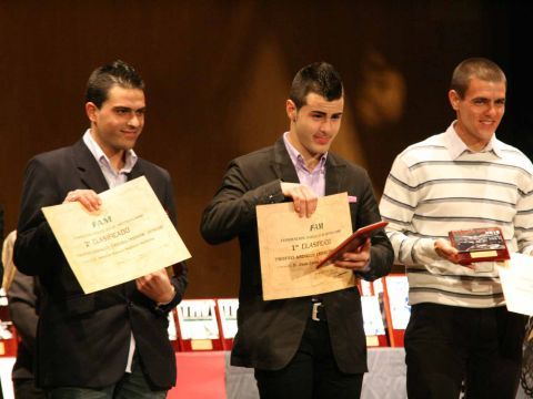 Antonio Manuel Serrano Valdivia y Juan Carlos Osuna Hidalgo con sus trofeos. (Foto: Antonio J. Sobrados)