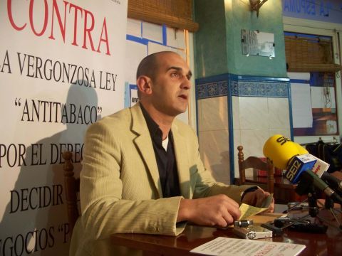 El cervecero Rafael León en comparecencia ante los medios anuncia una querella contra la Junta de Andalucía. (Foto: J. Moreno)