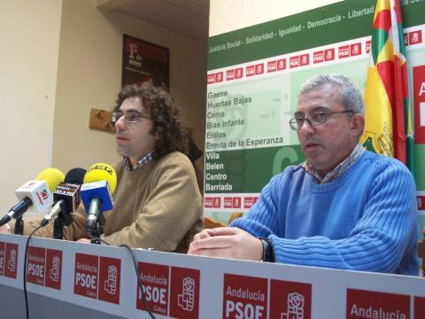 El secretario de Organización del PSOE y el delegado municipal de Hacienda ante los medios. (Foto: J. Moreno)