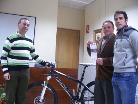 Entrega de la bicicleta con la que Kiko Lozano realizó la Transibérica 2010. (Foto: J. Moreno)