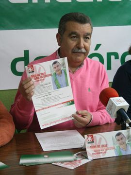 Pérez Cabello con el cuestionario que se ha comenzado a repartir. (foto: A.J. Sobrados)