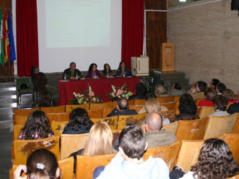 Asistentes al acto celebrado el pasado jueves en el IES Álvarez Cubero. (Foto: R. Cobo)
