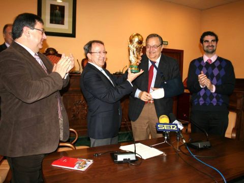Bergillos recibe el trofeo de manos de Eduardo Herrera. (Foto: Cedida)