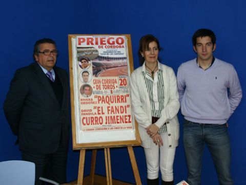 Juan Manuel Rodríguez Vélez, Encarnación Ortiz y Curro Jiménez junto al cartel anunciador. (Foto: R. Cobo)
