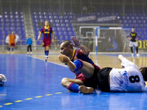 López corta un avance de un jugador del F.C. Barcelona. (Foto: www.pronelugoad.com)
