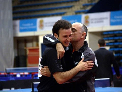 El prieguense se funde en un abrazo con su entrenador, Luis Calvo. (Foto: Cedida)