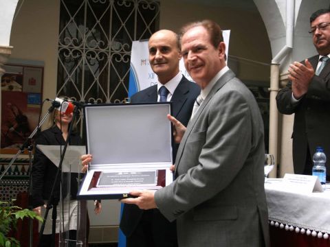 José Mª González Falcón recibe el galardón de manos de Carlos Castaño. (Foto: Antonio J. Sobrados)