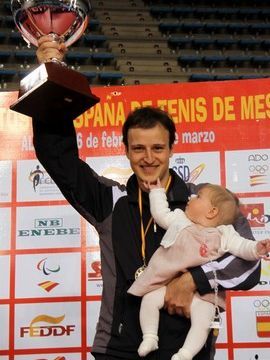 Carlos Machado levanta la copa en el podio junto a su hija Julia. (Foto: RFETM)