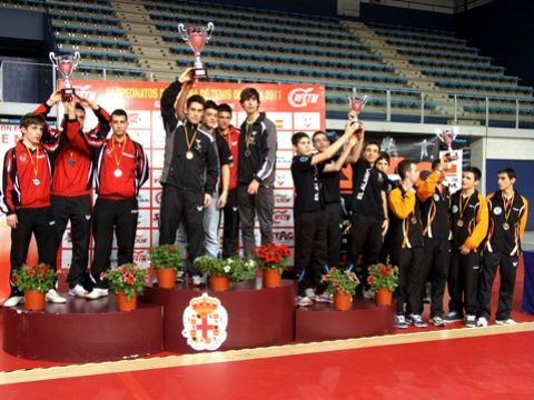 El equipo juvenil masculino en lo más alto del podio. (Foto: RFETM)