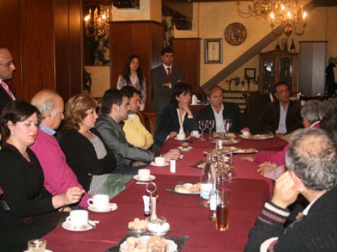 Un momento de la reunión celebrada en el restaurante Balcón del Adarve. (Foto: A.J. Sobrados)