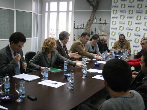 Imagen de la reunión de trabajo en la sede del consejo regulador prieguense. (Foto: Antonio J. Sobrados)