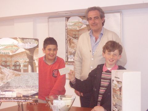 El presidente de ACHP-CCA, Antonio María Galisteo, junto a los pequeños que extrajeron los boletos premiados. (Foto: Cedida)