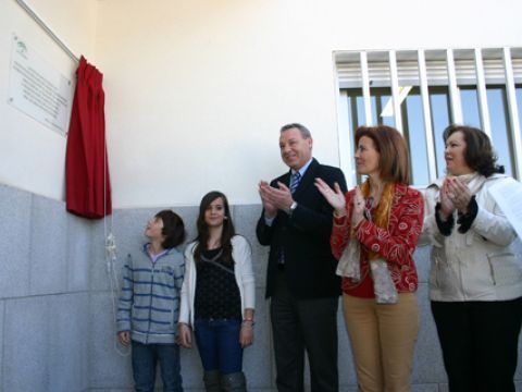 Francisco Álvarez de la Chica, Encarnación Ortiz y Antonia Reyes junto a los dos alumnos que descorrieron la cortinilla de la placa conmemorativa. (Foto: R. Cobo)