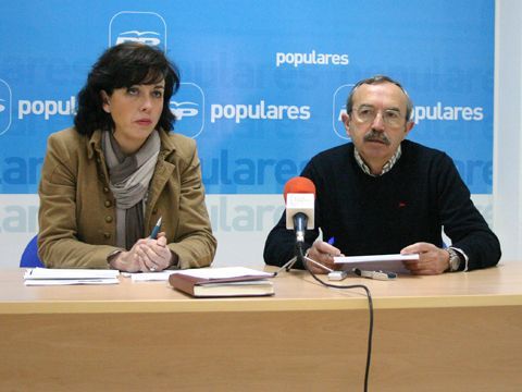 María Luisa Ceballos y Antonio Barrientos durante su comparecencia ante los medios. (Foto: R. Cobo)
