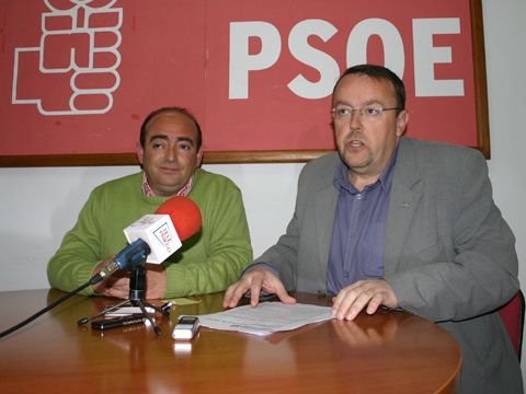 Antonio Carrillo y Javier Tarrías durante la rueda de prensa ofrecida ayer en la oficina del grupo municipal socialista. (Foto: R. Cobo)