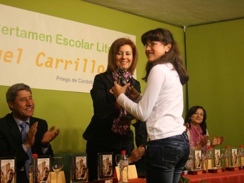 Esther Alcalá recibe el primer premio de manos de la alcaldesa. (Foto: Antonio J. Sobrados)