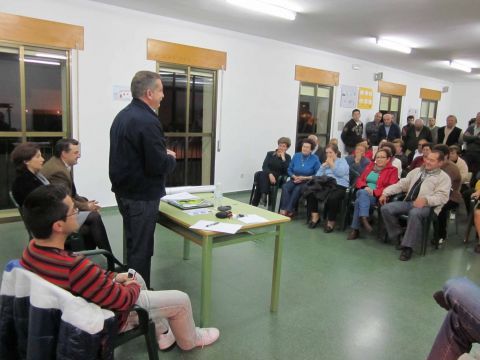 Imagen de la reunión mantenida en Zagrilla por miembros de la candidatura andalucista. (Foto: Cedida)
