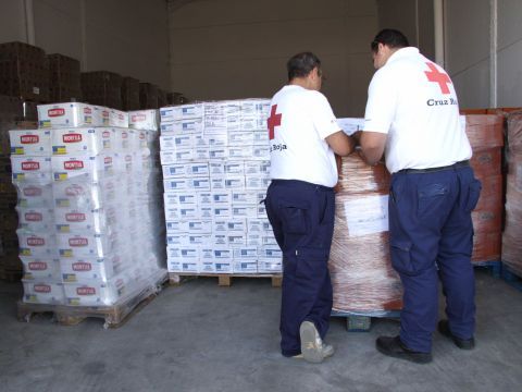 Voluntarios de Cruz Roja en un almacen de alimentos. (Foto: Cedida)