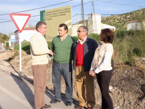 Juan Carlos Pérez, Rafael Pulido, Agustín Espinosa y Ana Rogel ayer junto a los terrenos en los que se ubicará la futura ITV de Priego. (Foto: R. Cobo)