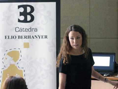 Helena Pérez durante la clase impartida ayer dentro de la programación de la cátedra Elio Berhanyer. (Foto: Cedida)