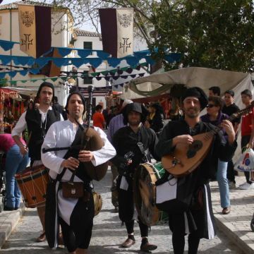 Un grupo de música anima el Mercado Medieval a pocos minutos de su apertura. (Foto: Antonio J. Sobrados)