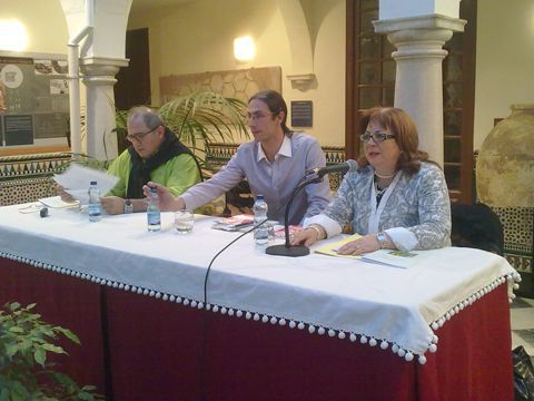 Antonio Caballero, José Cabrera y Mari Cruz Garrido el pasado viernes en el Centro Cultural Lozano Sidro. (Foto: R. Cobo)
