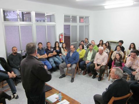 Imagen de la reunión celebrada en la aldea de Las Navas. (Foto: Cedida)