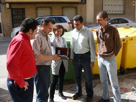 Los ediles andalucistas Rafael Pulido y José González junto a integrantes de la candidatura andalucista en los comicios de mayo. (Foto: R. Cobo)